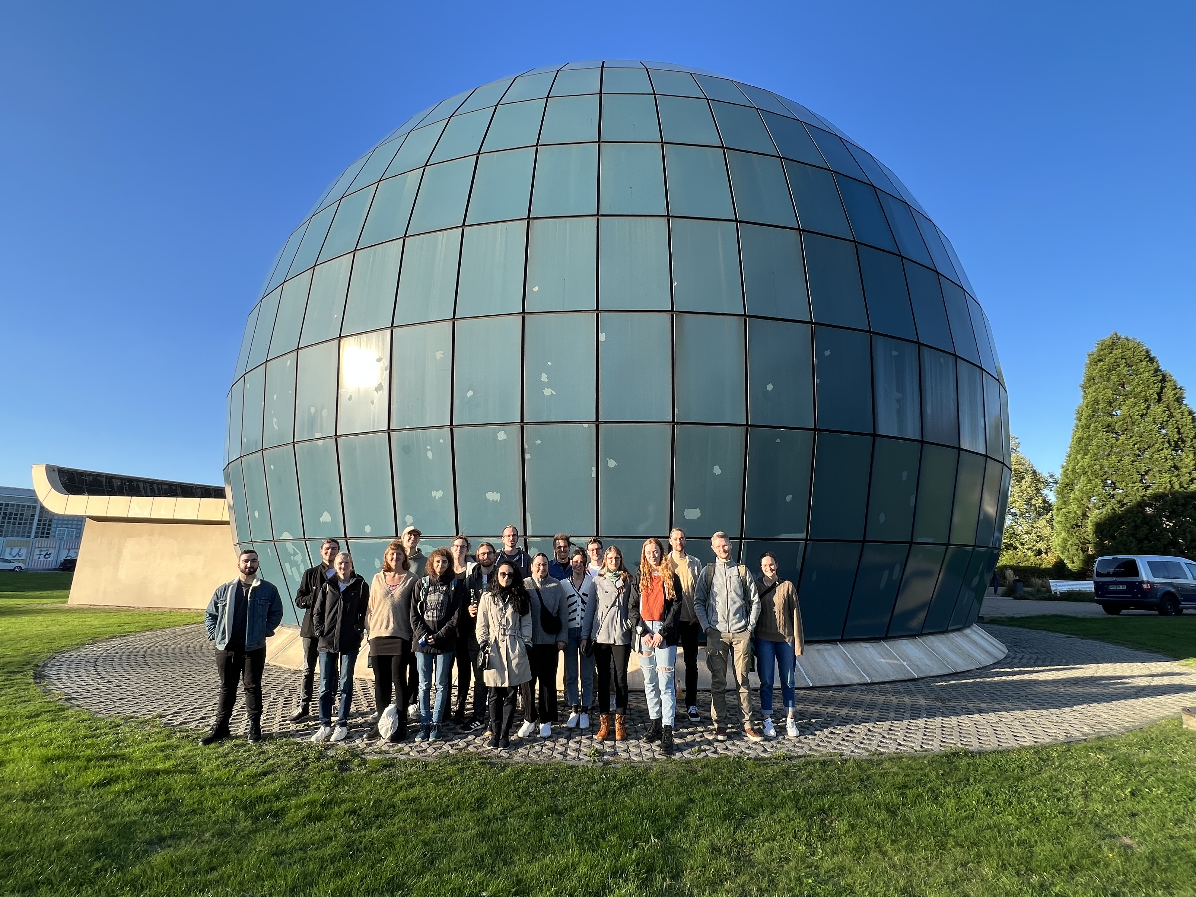 Image of PhD student in front of the Planetarium in Wolfsburg